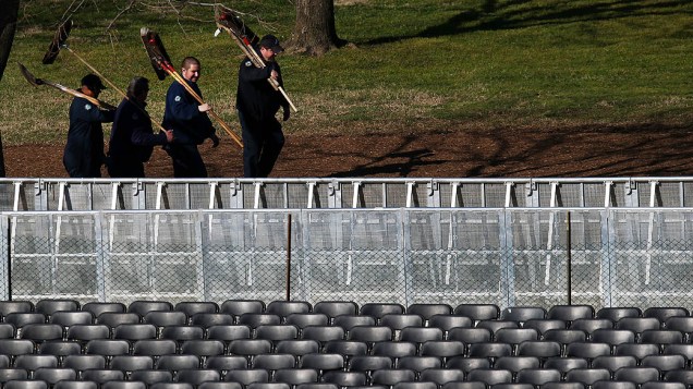 Trabalhadores andam entre cadeiras vazias durante preparações para a posse do Presidente Barack Obama, no Capitólio em Washington