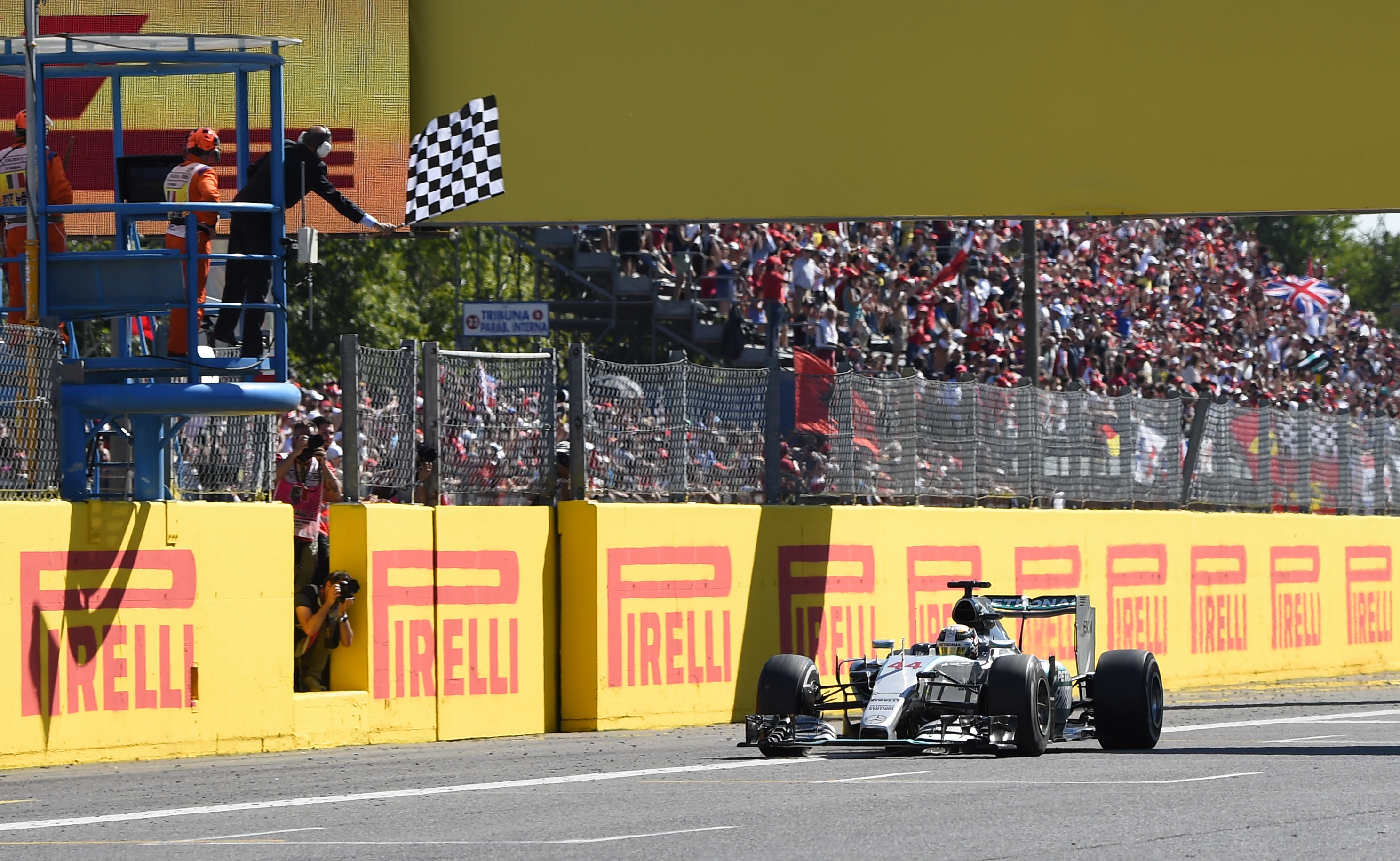 Lewis Hamilton recebe a bandeirada final em Monza, na Itália - 06/09/2015
