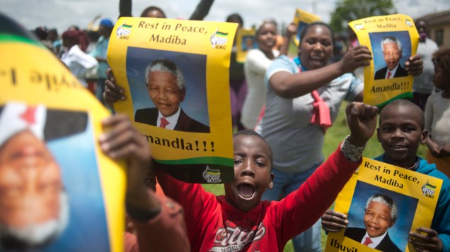 Sul-africanos prestam homenagens à Nelson Mandela