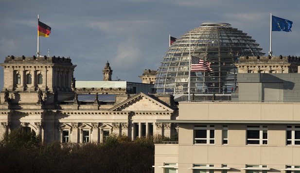 Sede da embaixada americana (em primeiro plano) em Berlim com o Parlamento alemão ao fundo