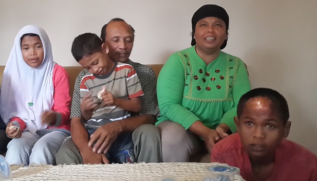A família Rangkuti reunida. Arif Pratama Rangkuti é o jovem abaixado no lado direito