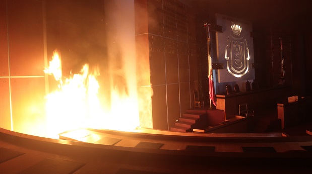Sede da Assembleia de Guerrero em chamas