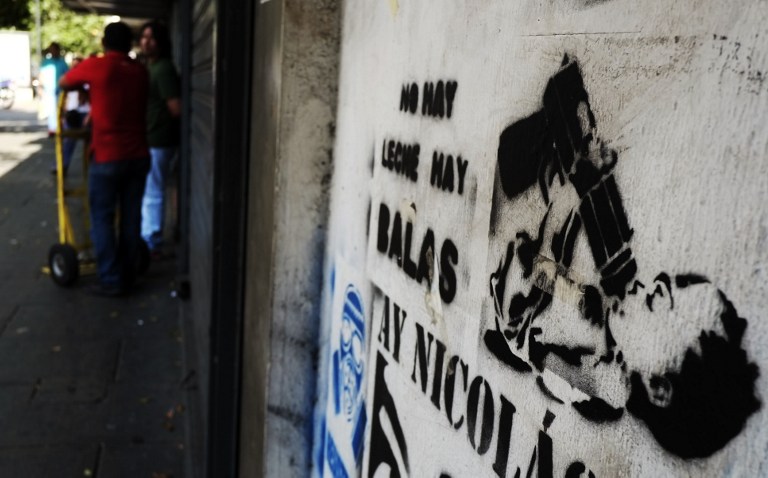 'Não há leite, mas balas', diz pichação em Caracas. Venezuela tem uma das mais altas taxas de homicídio no mundo, 90 por 100 mil habitantes, três vezes a taxa brasileira