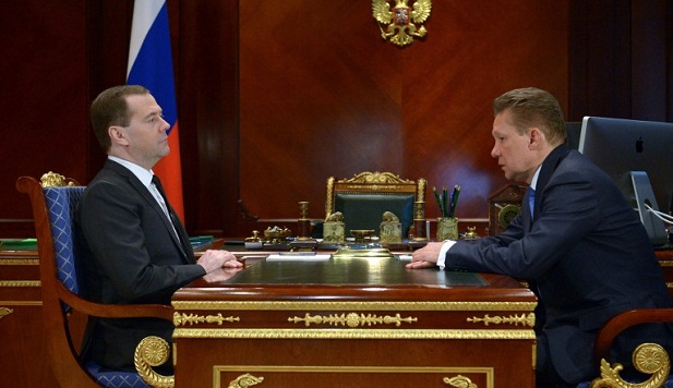 O primeiro-ministro da Rússia, Dmitri Medvedev, se reúne com o presidente da Gazprom, Alexei Miller