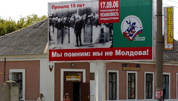 Cartaz do referendo de 2006 em Tiraspol, na Transnístria, defendendo a união com a Rússia. Mensagem diz "não somos a Moldávia!"