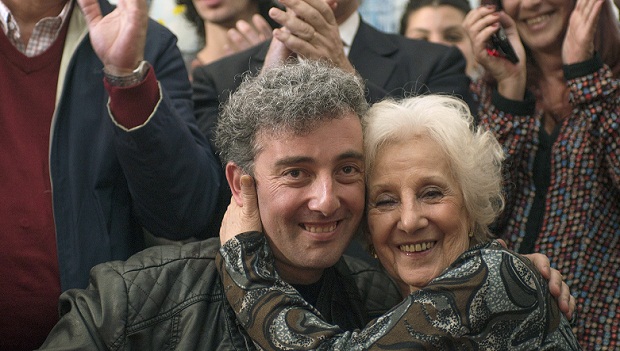 Guido e sua avó Estela durante coletiva em Buenos Aires