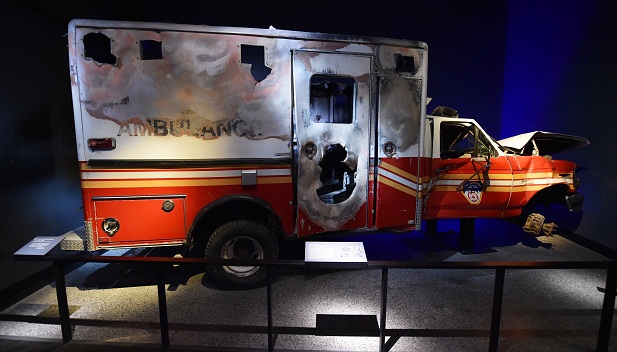 Ambulância danificada no dia do atentado também está em exposição