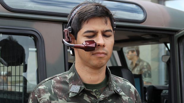 Soldado testa monitor pessoal da Motorola, em Brasília