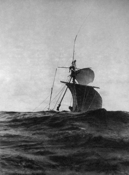 Em alto mar, a todo pano, tripulantes tentam vencer a corrente de Humboldt
