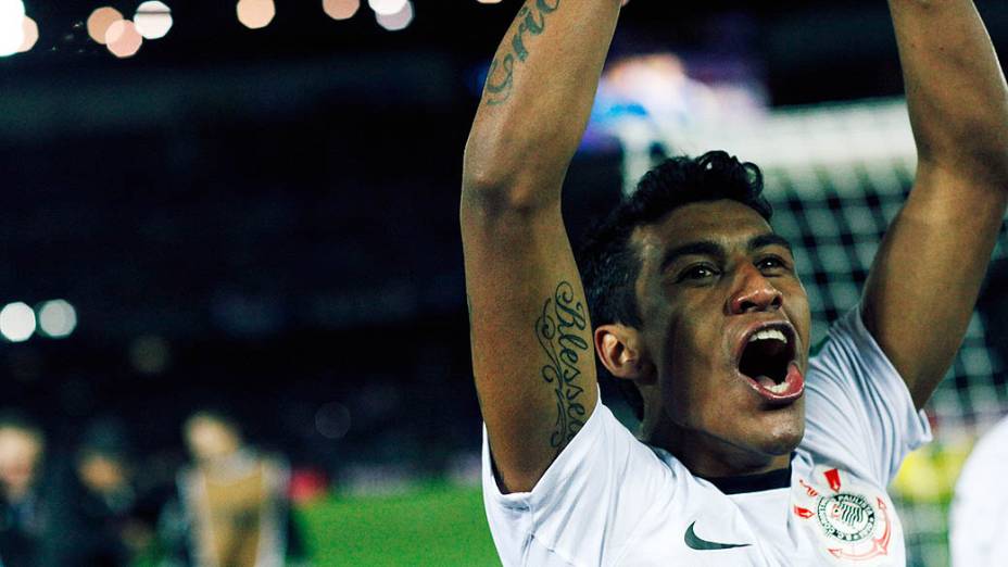 Paulinho do Corinthians comemora vitória sobre o Chelsea, na final do Mundial de Clubes da Fifa, em Yokohama