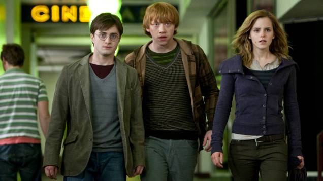 Nove anos depois, em 2010, Harry Potter (Daniel Radcliffe), Ron Weasley (Rupert Grint), Hermione Granger (Emma Watson), em <em>Harry Potter e as Relíquias da Morte</em>