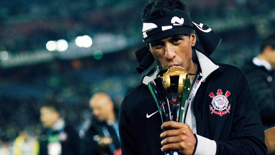 Paulinho comemora o título do Mundial de Clubes da Fifa após vitória sobre o Chelsea, em Yokohama