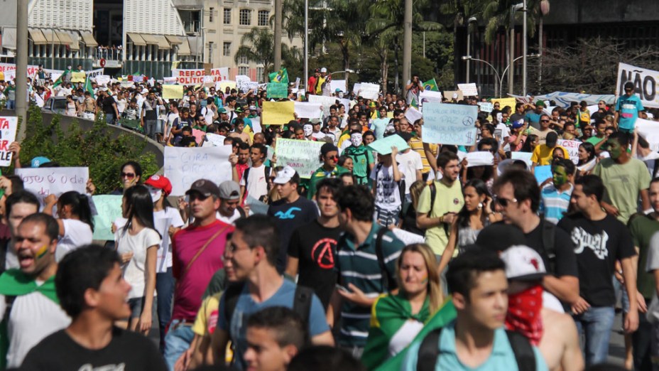 Belo Horizonte - Manifestantes fazem protesto próximo as avenidas que dão acesso ao Minerão onde jogam Japão e México, neste sábado (22)