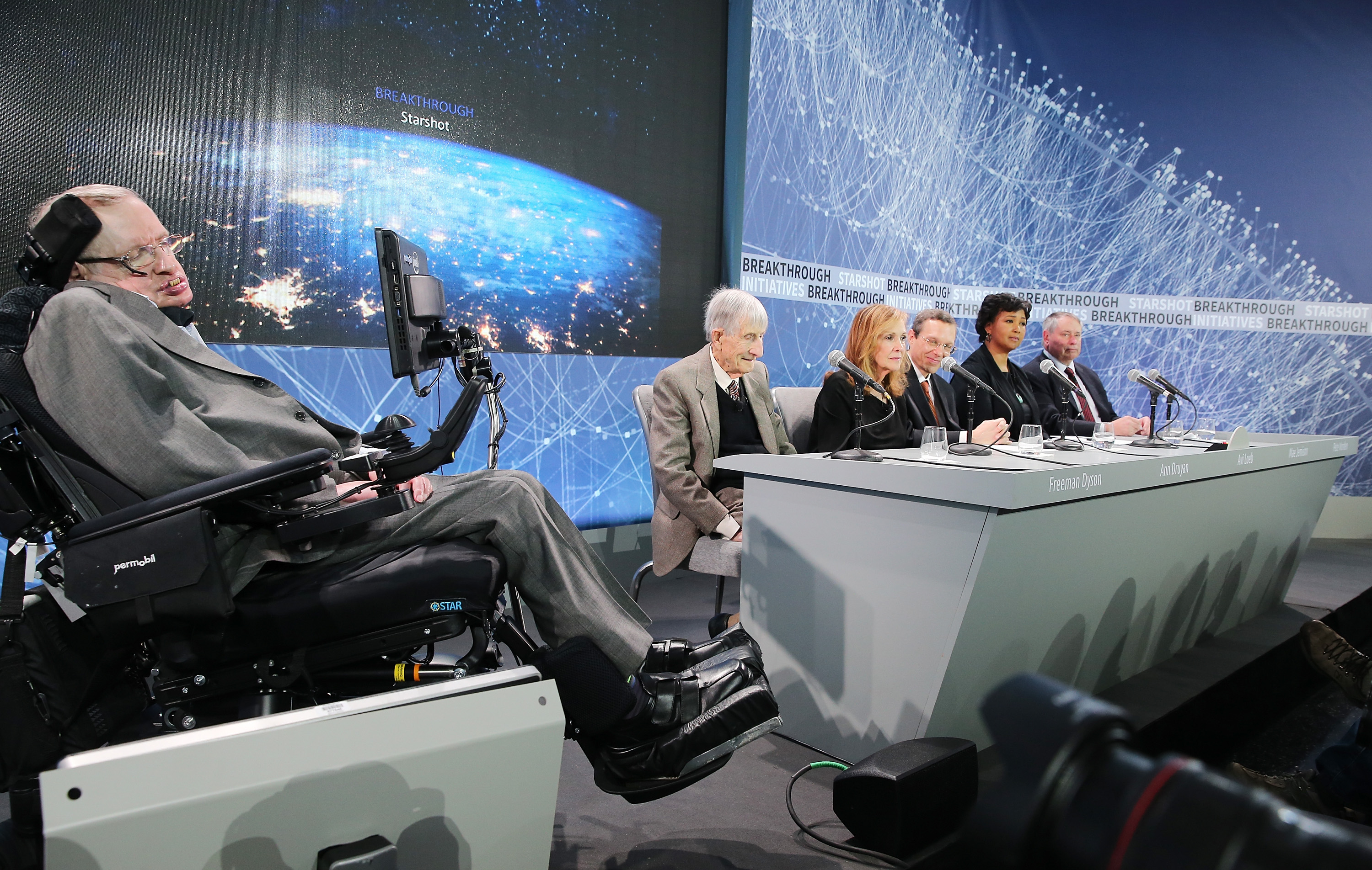 Stephen Hawking e o time de cientistas do projeto: "Hoje nos comprometemos com o próximo grande avanço do homem"