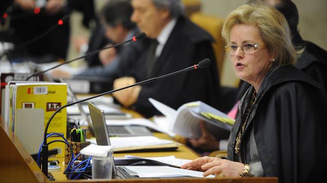 A ministra Rosa Maria Weber inicia a leitura de seu voto no STF (Supremo Tribunal Federal) durante o 15º dia do julgamento do mensalão