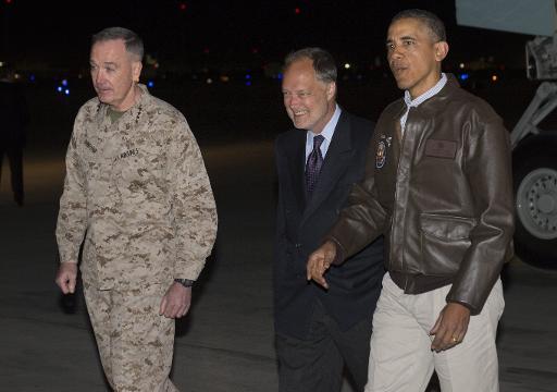 O presidente americano, Barack Obama, desembarca na base aérea de Bagram, no Afeganistão, no dia 25 de maio de 2014