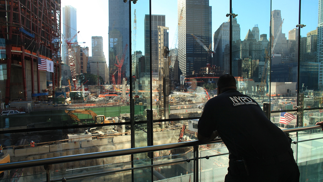 Policial nova-iorquino observa as construções do Marco Zero, em Nova Iorque. Milhares se reuniram para uma homenagem solene do nono aniversário dos ataques terroristas que mataram quase 3.000 pessoas em 11 de setembro de 2001