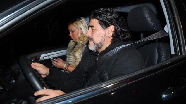 Ao lado da mulher, Maradona visita a mãe, internada em um hospital de Buenos Aires