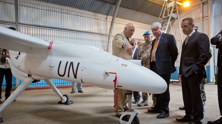 Membros da ONU observam apresentação do Drone da ONU, na República Democrática da ONU