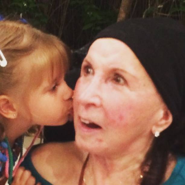 Alda, mãe de Xuxa, com uma de suas netas