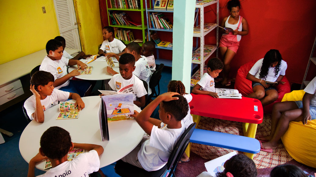 Crianças no ponto de leitura da favela Caracol, complexo da Penha, no Rio de Janeiro
