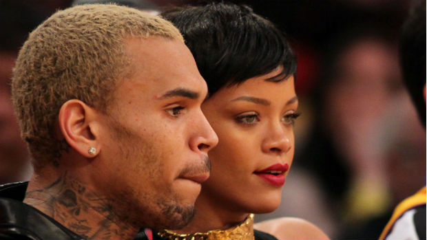 Rihanna e Chris Brown assistem a jogo de basquete em Los Angeles