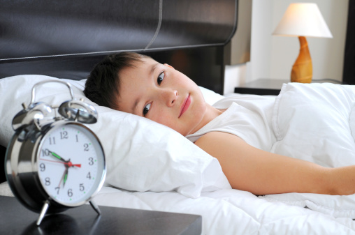De olho no relógio: definir horários para crianças irem para a cama previne surgimento de problemas emocionais