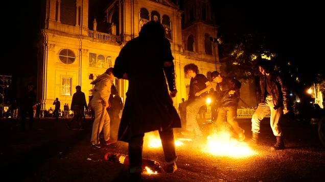 Porto Alegre - Manifestantes no centro da cidade ateiam fogo em lixo