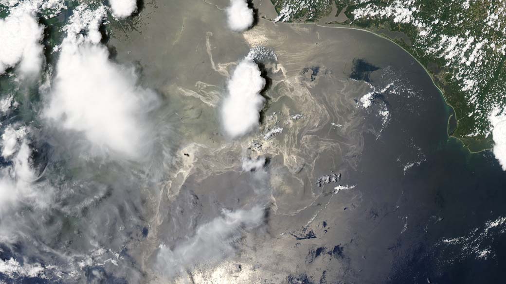 Imagem de satélite mostra o vazamento de óleo no Golfo do México