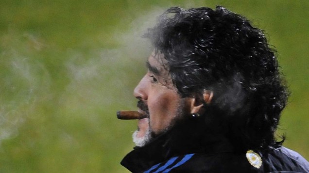 O técnico da Argentina, Diego Maradona, fuma um charuto após treinar sua equipe em Pretória, na África do Sul. A Argentina joga contra a Alemanha pelas quartas de final da Copa do Mundo no dia 3 de julho.