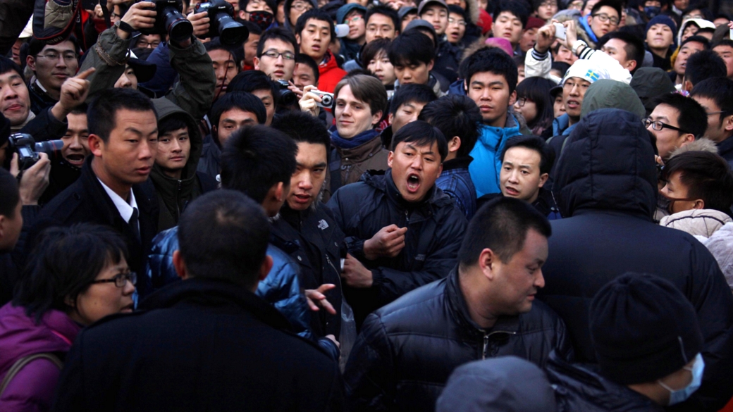 Polícia chinesa tenta conter multidão na entrada da loja da Apple