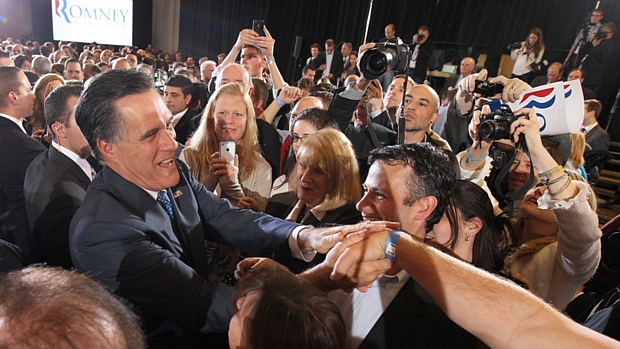 Mitt Romney cumprimenta eleitores antes de discursar em Boston, Massachusetts