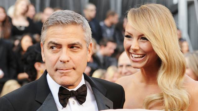 Ao lado da namorada Stacy Keibler, George Clooney brinca com fotógrafo