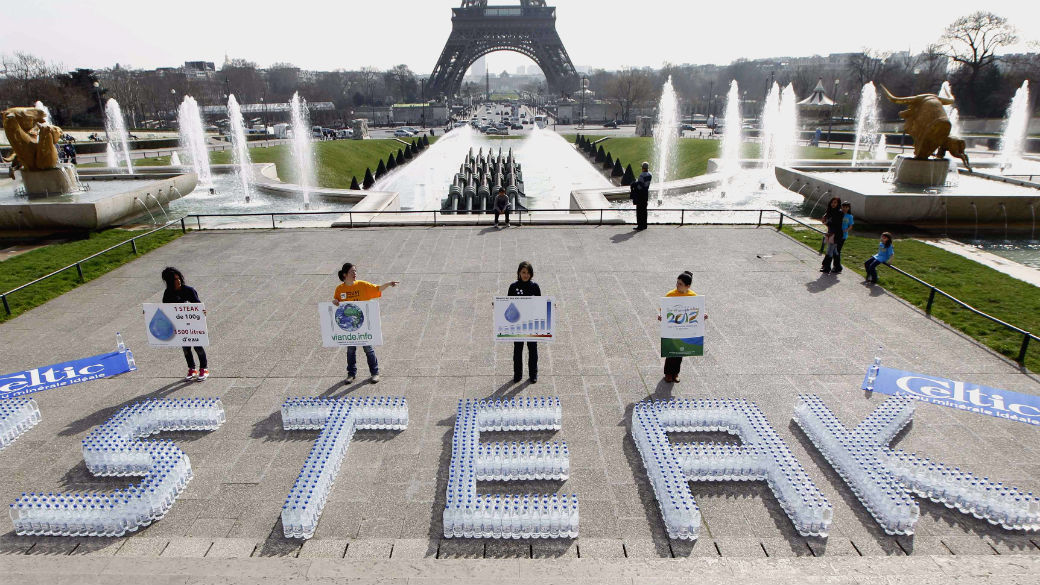Em Paris, no Dia Mundial da Água, manifestantes escreveram “Steak” com 1.500 litros de água. Este é o volume necessário para a produção de 100 gramas de carne bovina