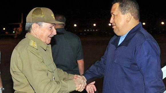 Chávez (à direita) encontra Raul Castro em Havana: tratamento contra câncer