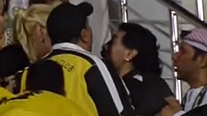 Maradona pula alambrado para defender namorada, nos Emirados Árabes Unidos