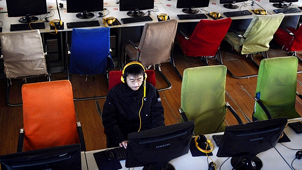 Chinês acessa a internet em um computador