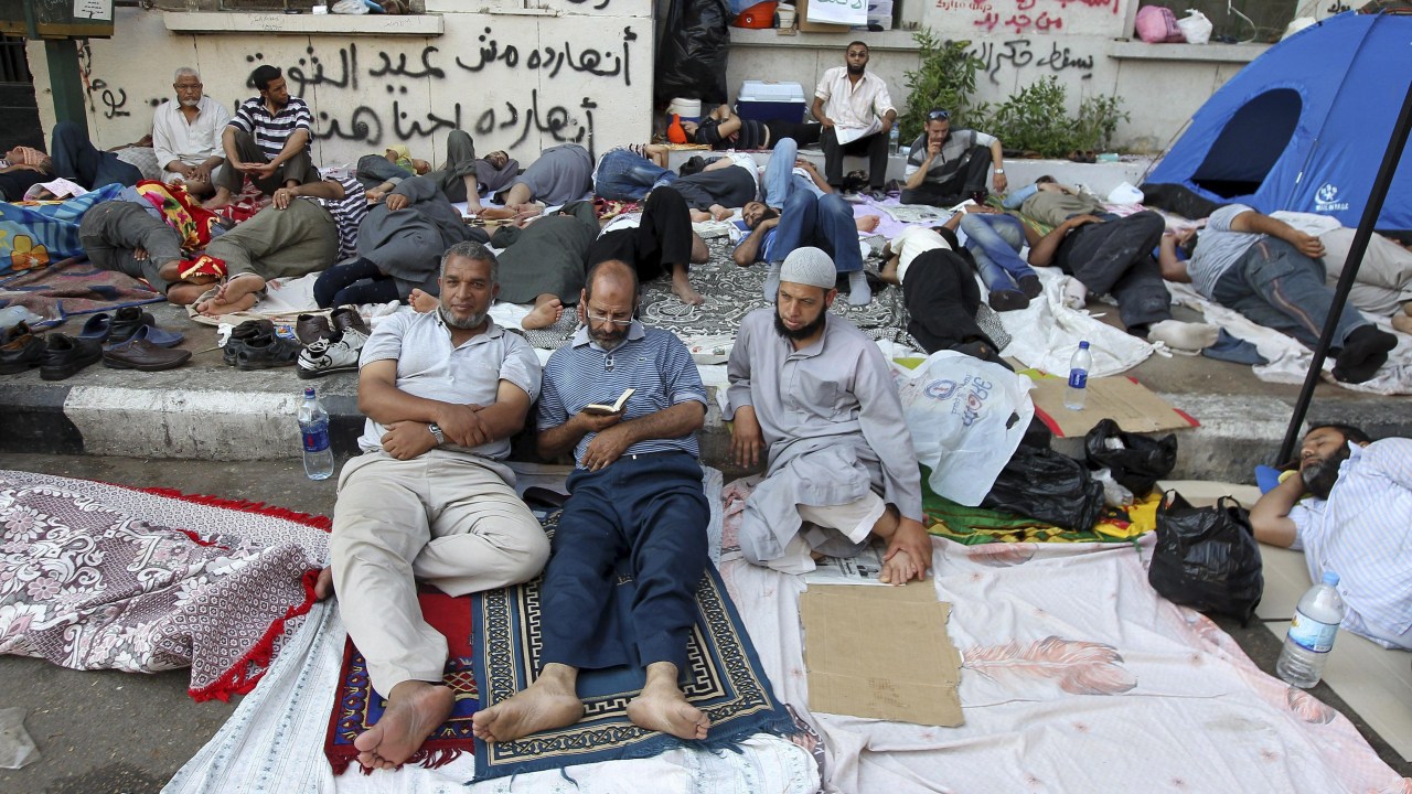 Egípcios na praça Tahrir no Cairo