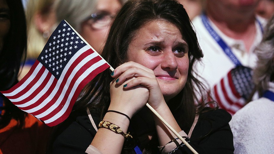 Emocionada, eleitora acompanha o discurso de Obama