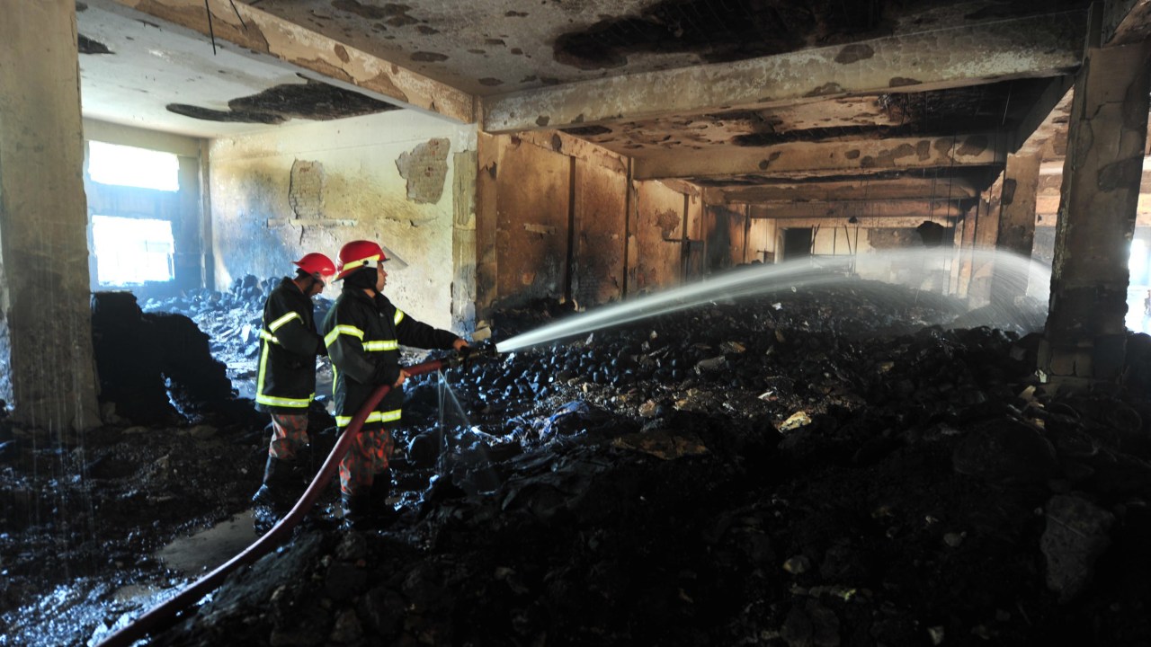 Bombeiros controlam chamas de incêndio que destruiu fábrica têxtil em Bangladesh