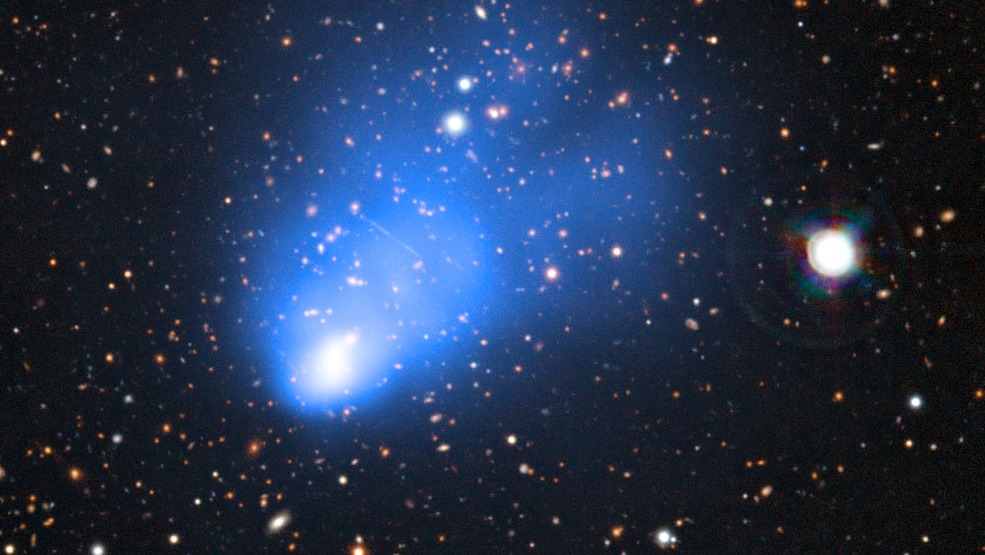 El Gordo é a mancha azul no centro da imagem. Maior aglomerado de galáxias já avistado pelo homem no Universo está a sete bilhões de anos luz da Terra