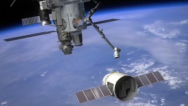 Concepção artística da nave espacial Dragon, da empresa SpaceX, se preparando para se acoplar à ISS