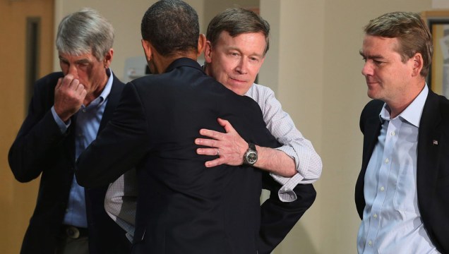 Presidente Barack Obama, abraça o governador do Colorado John Hickenlooper observado pelos senadores Mark Udall e Michael Bennet durante visita ao Hospital da Universidade do Colorado