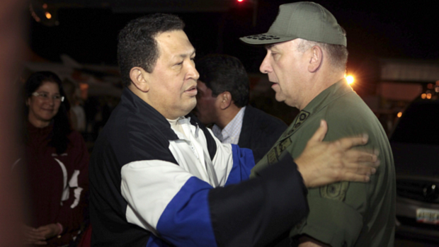 Hugo Chávez encontra o ministro da Defesa, Diego Molero Bellavia, ao voltar para Caracas em dezembro de 2012, depois de uma viagem a Cuba para realizar um tratamento de saúde