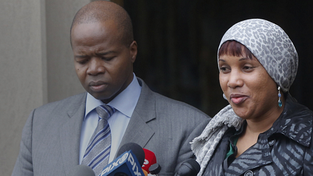 A camareira Nafissatou Diallo concede entrevista ao lado de seu advogado Ken Thompson, em Nova York. Ela chegou a um acordo com o ex-diretor do FMI Dominique Strauss-Kahn sobre um processo de abuso sexual