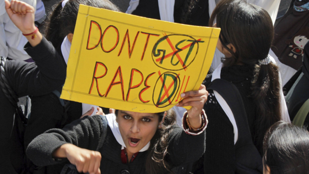 Estudantes participam de protesto contra o estupro no estado de Jammu e Caxemira, na Índia