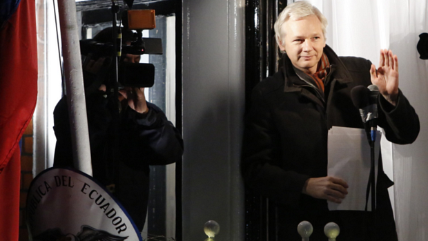Julian Assange, fundador do WikiLeaks, acena para apoiadores ao fazer pronunciamento na sacada da embaixada do Equador no centro de Londres