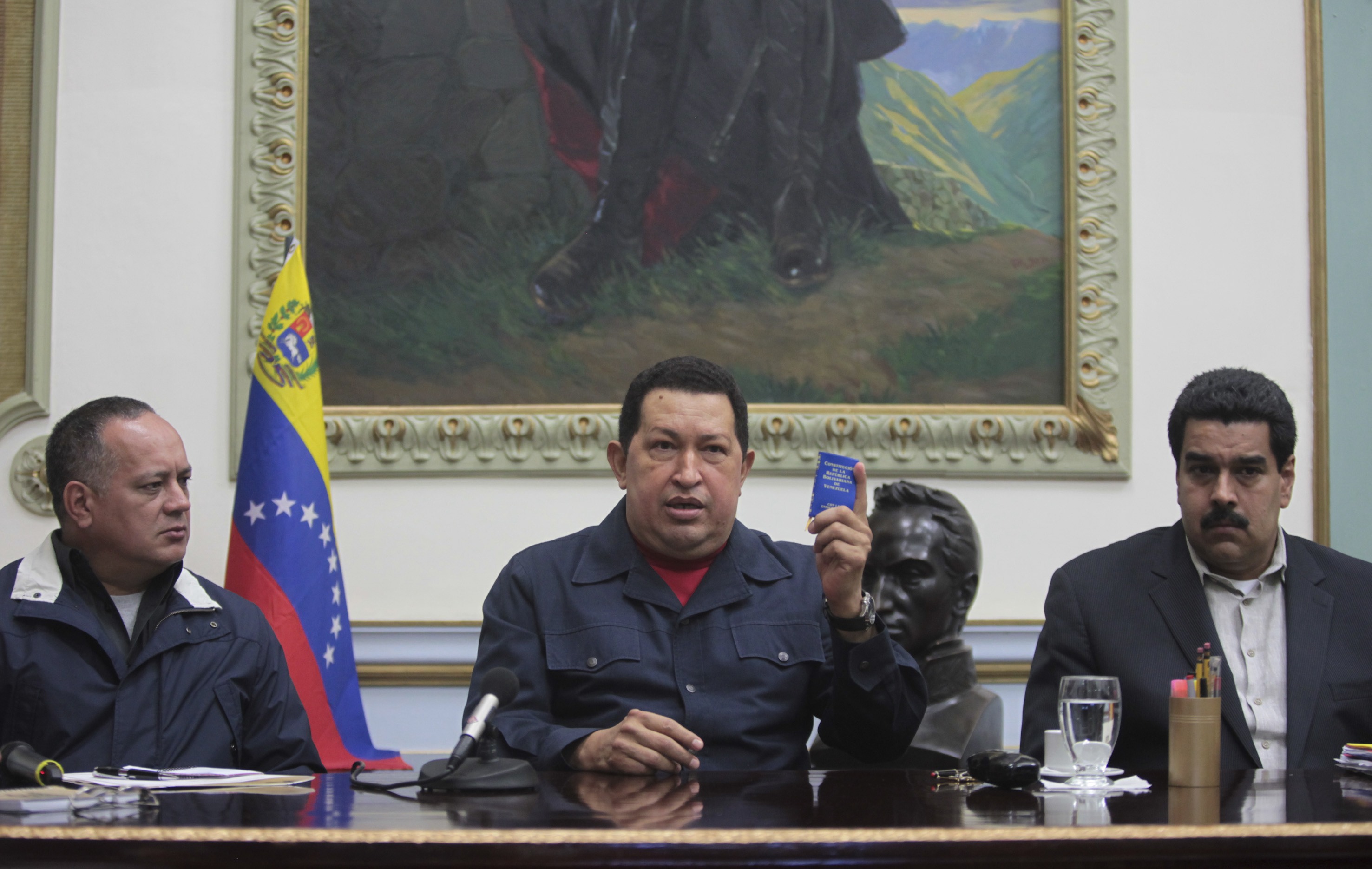 O presidente da Venezuela, Hugo Chávez, é observado pelo vice, Nicolás Maduro (d), e pelo chefe da Assembleia Nacional, Diosdado Cabello, durante pronunciamento realizado em Caracas, no dia 8 de dezembro