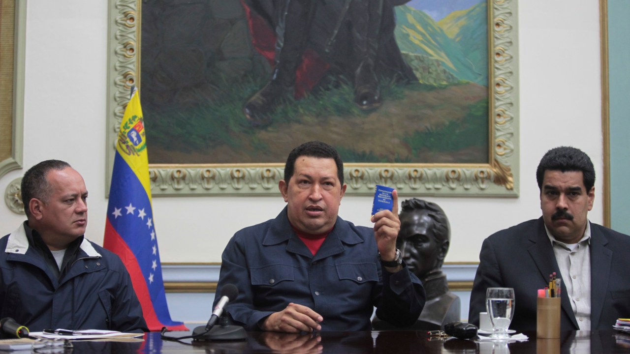 O presidente da Venezuela, Hugo Chávez, é observado pelo vice, Nicolás Maduro (d), e pelo chefe da Assembleia Nacional, Diosdado Cabello, durante pronunciamento realizado em Caracas, no dia 8 de dezembro