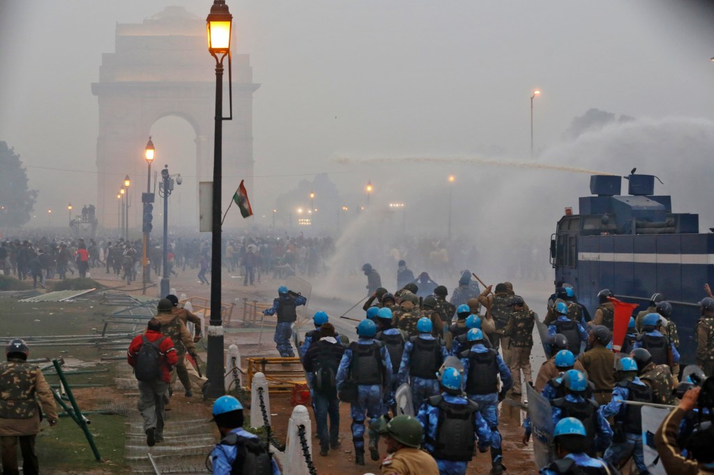 Polícia usa canhões d’água para dispersar manifestantes durante protesto contra estupros em Nova Déli
